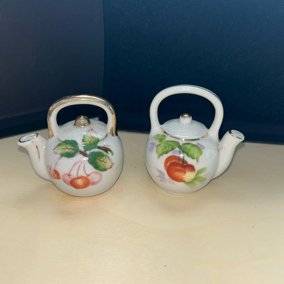 Vintage Miniature Round Tea Pot Salt and Pepper Shakers Made in Japan - Picture 1 of 9